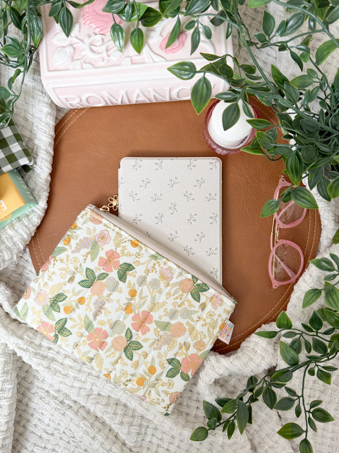 Colette in Cream Kindle Pouch
