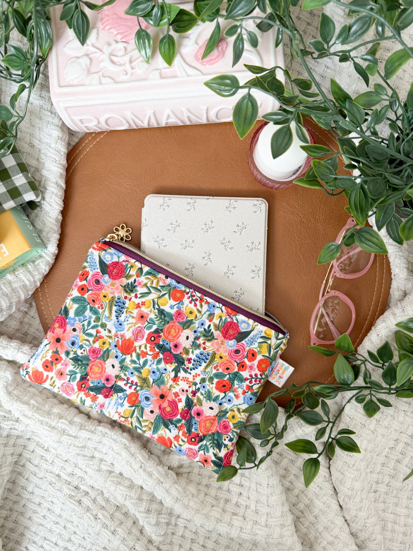 Petite Garden Party in Cream Kindle Pouch