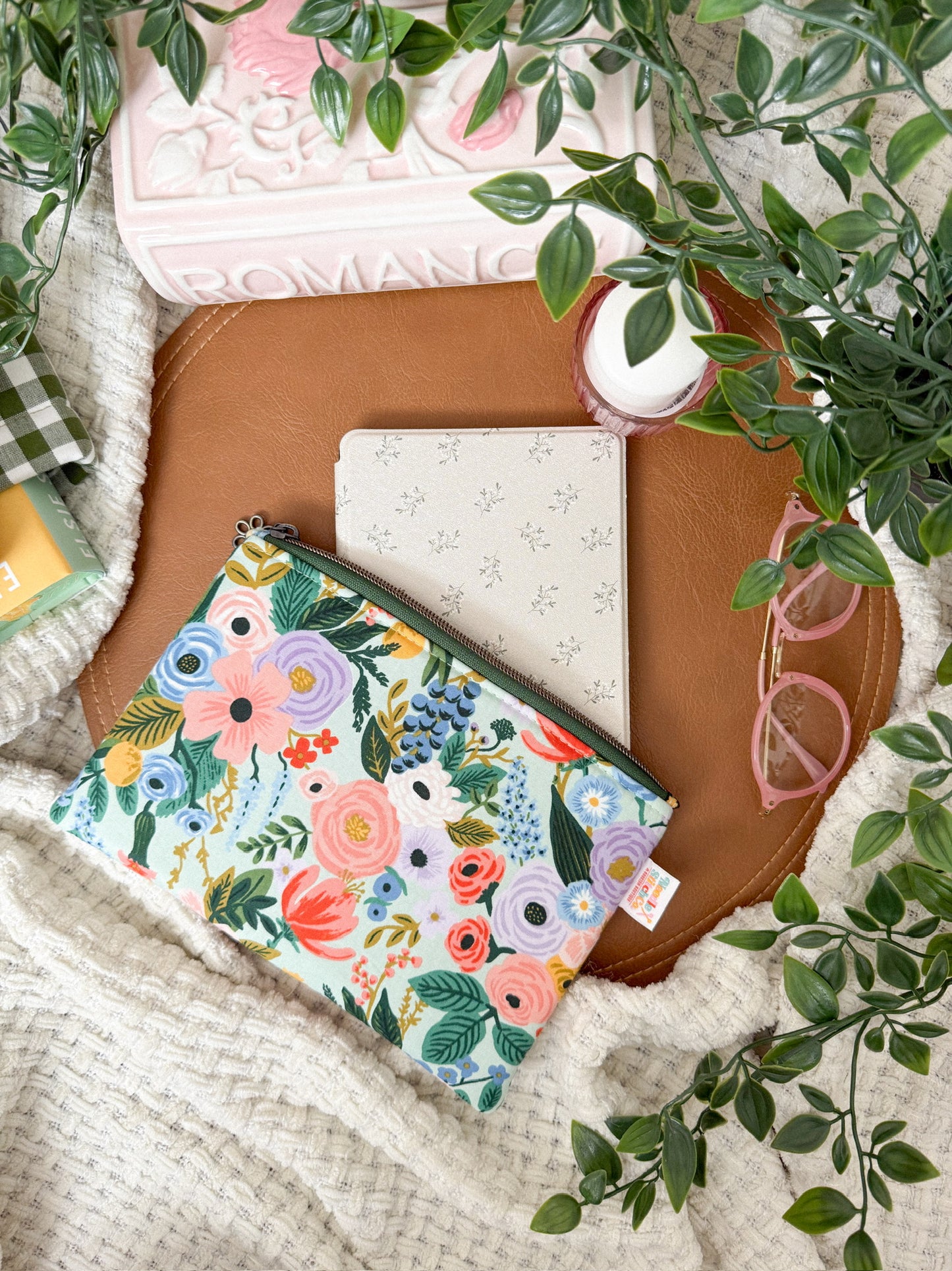 Garden Party in Mint Kindle Pouch